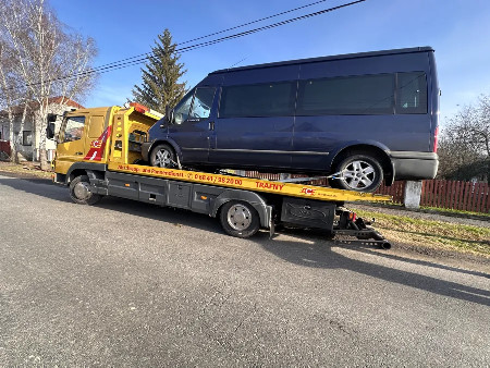 Kék Ford Transit kisbusz rögzítve az autómentőn